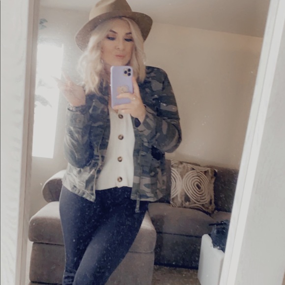 Meet your Posher, Janelle - Picture 2 of 8